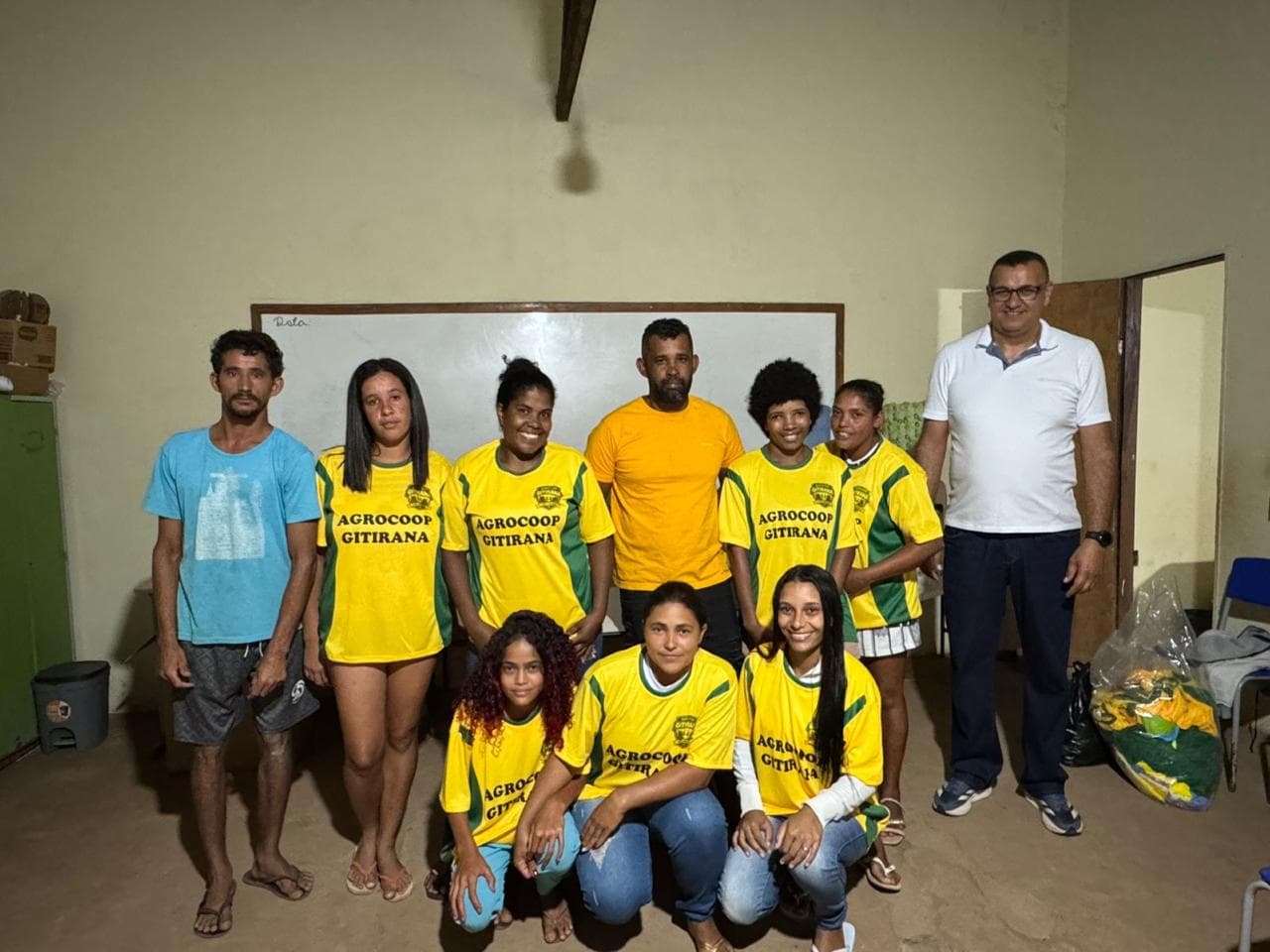 Atletas do time feminino AGROCOOP Gitirana com os novos uniformes