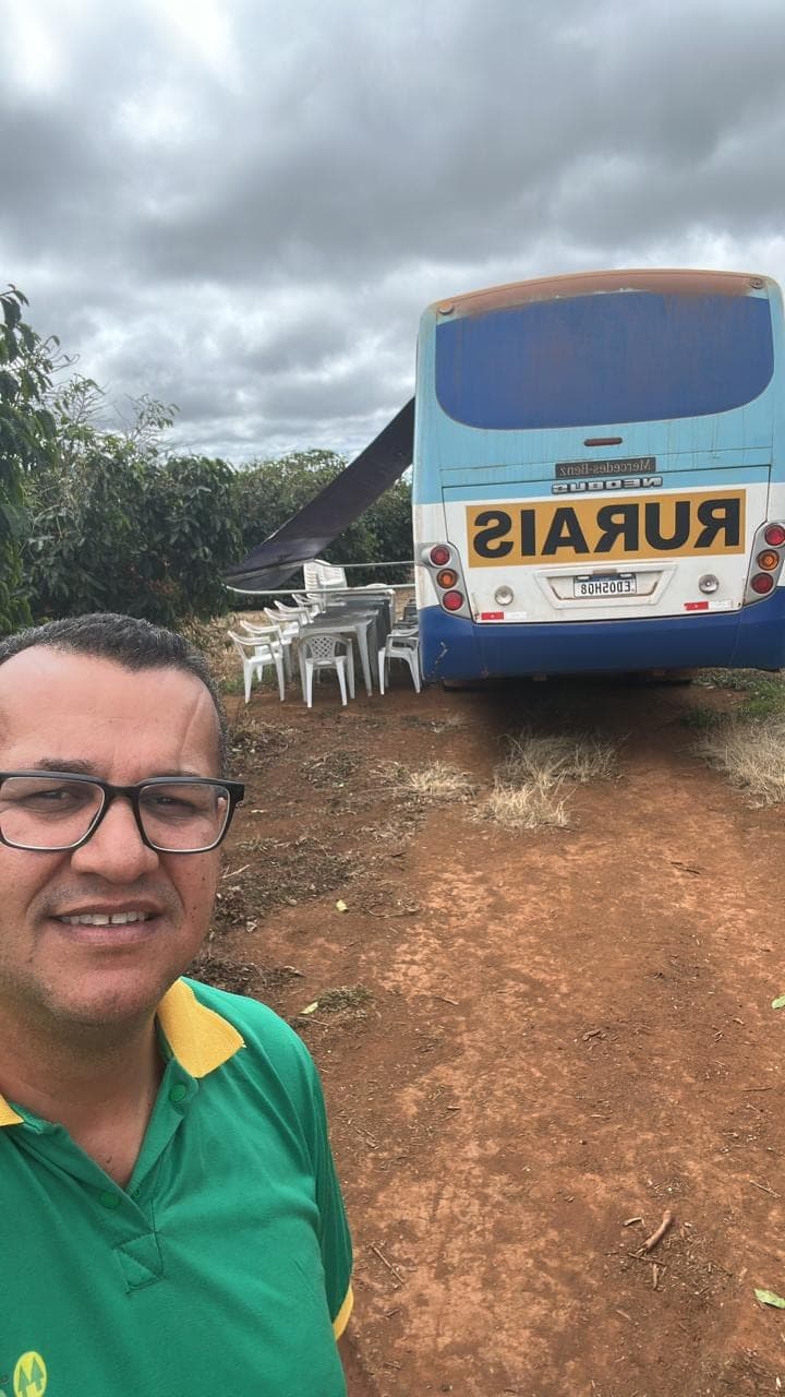Ônibus que leva os cooperados até a lavoura