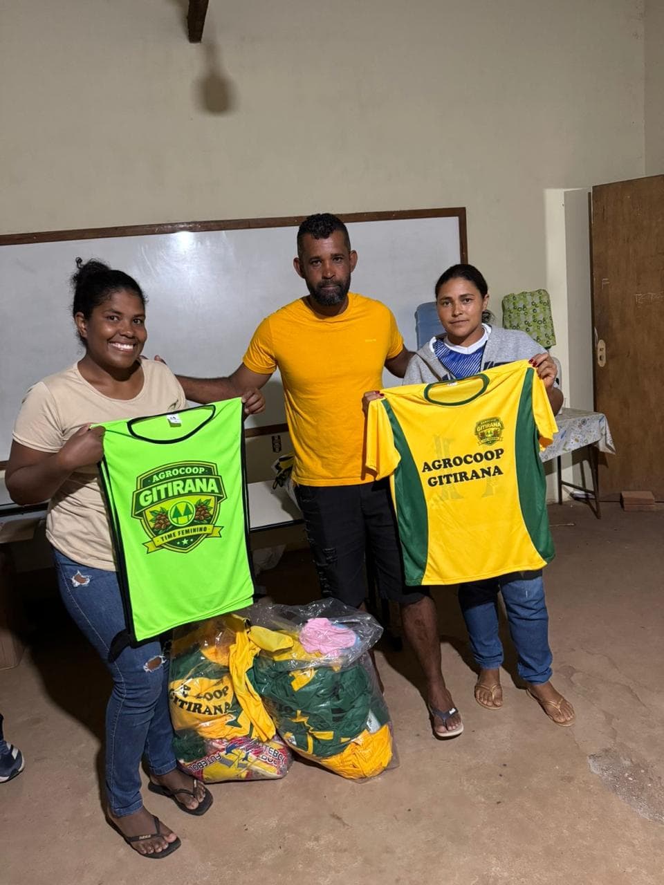 Apresentação dos uniformes do time feminino e masculino
